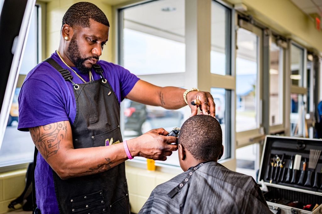 Barbero realizando un corte