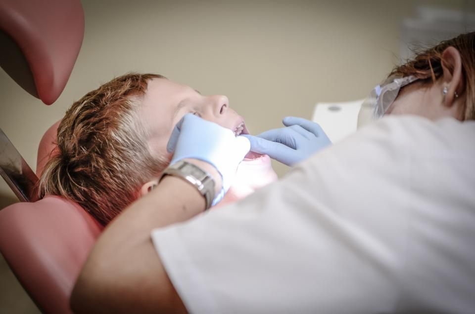 Niño en revisión dental