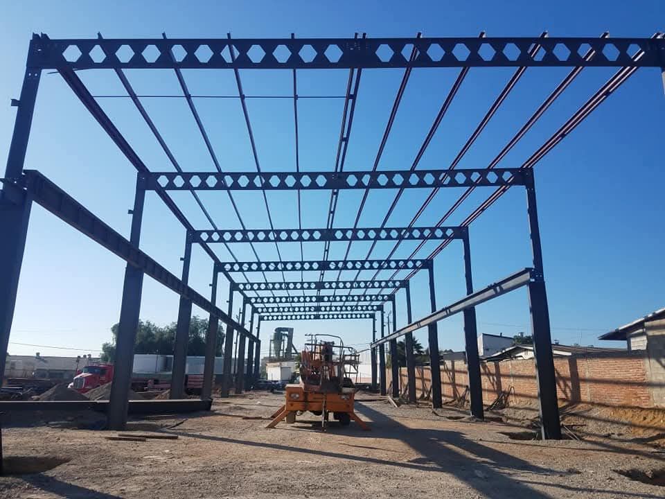 Marcos de acero en nave